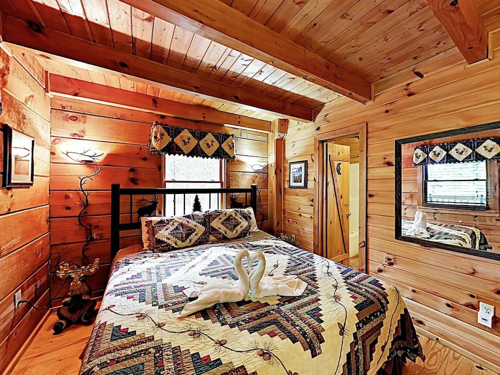 New Listing! Charming W/ Deck & Hot Tub 1 Bedroom Cabin