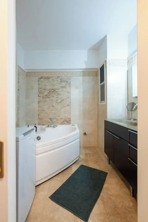 2BR hot tub prvt parking near metro