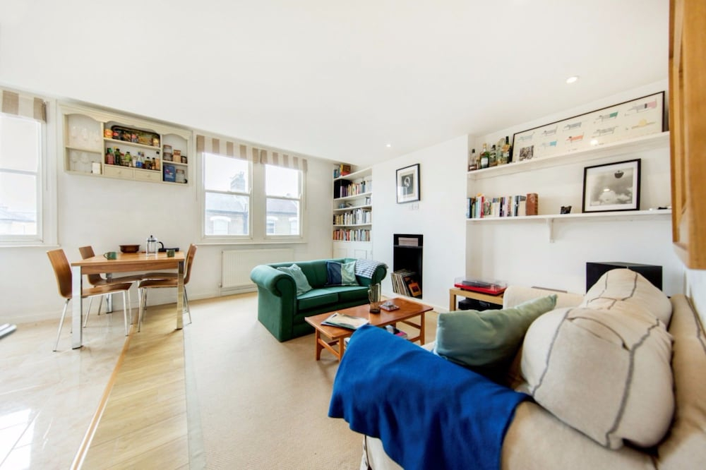 Bright 2 Bedroom Apartment