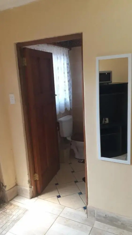 Cosy Double Bedroom in Guesthouse