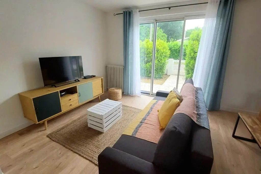 House 90 M With Pool And Garden