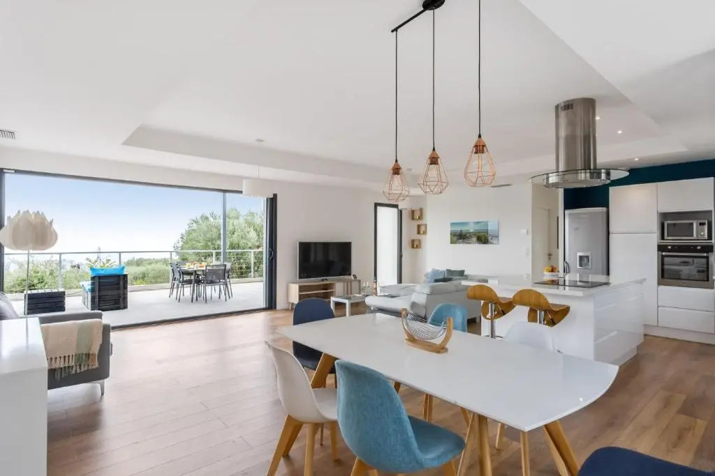 Splendid villa with pool and seaview 20 min away from Nice center - Welkeys