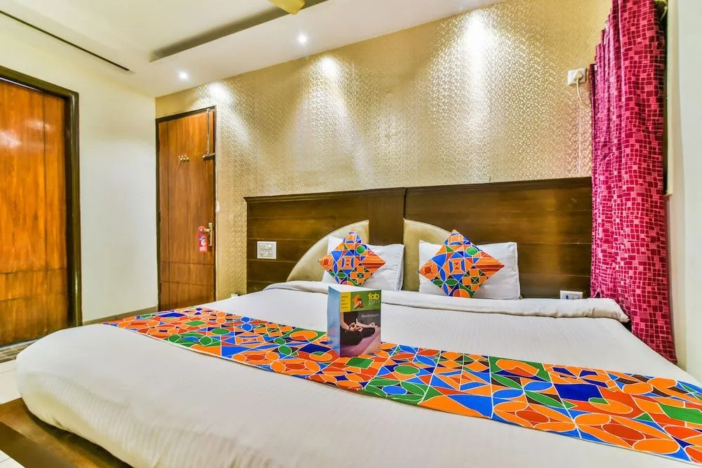 Hotel Le Grand - Walk-in from RK Ashram Metro Station