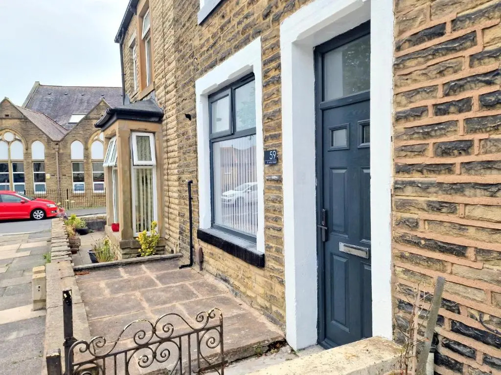 Burnley Terraced House by Bevolve - Free Parking