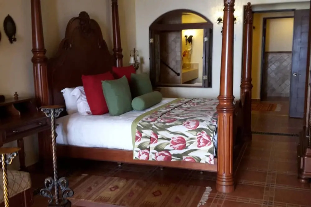 Unique Master 1 Bedroom Suite 1 King