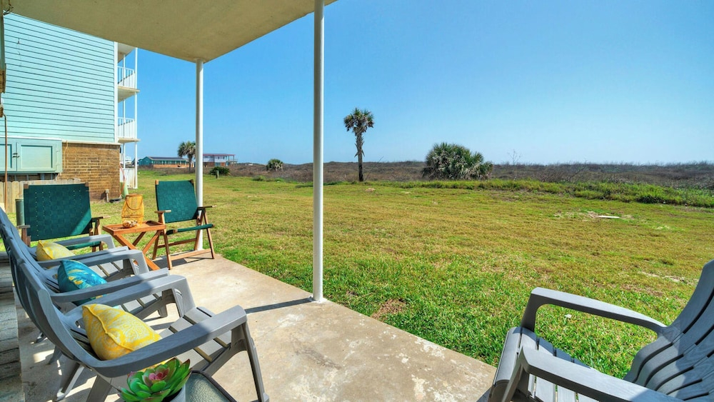 Sleeps 26 3 Island Retreat Condos w/ Beach Access, 2 Pools, Pickleball, Views