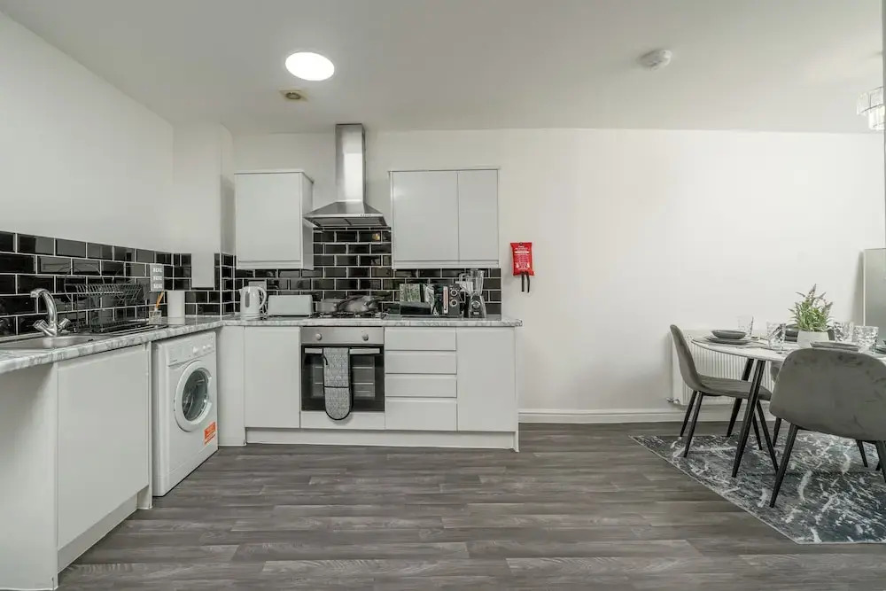 3 Bed- Full Balcony - Closetoo2 & Excel