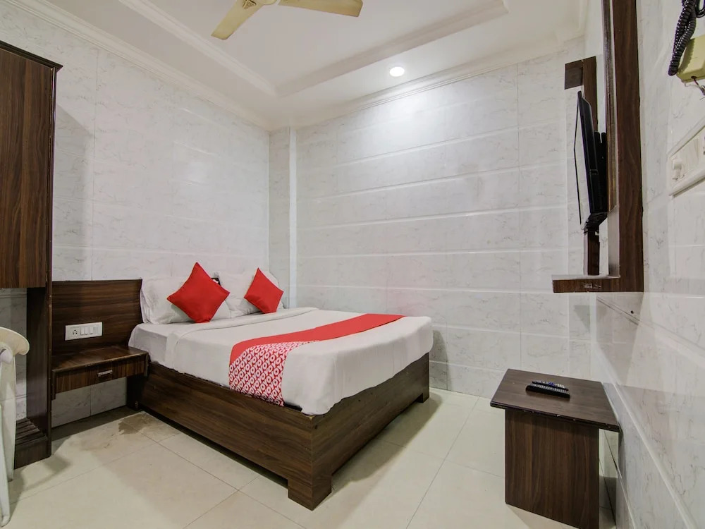 OYO Flagship 465 Vadapalani AVM Studio 2