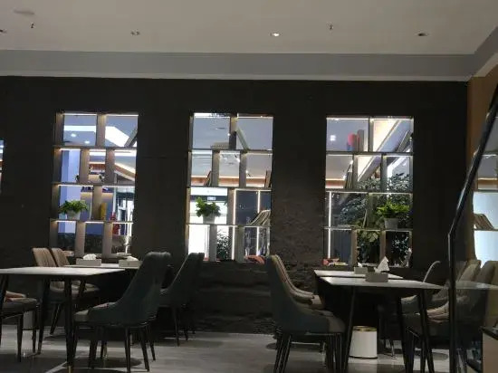 Kanas Intelligent Hotel (Liangping South High-speed Railway Station)