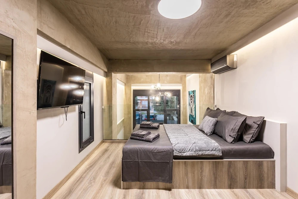 Ventiri Lofts - Luxury Duplex w Private Garden