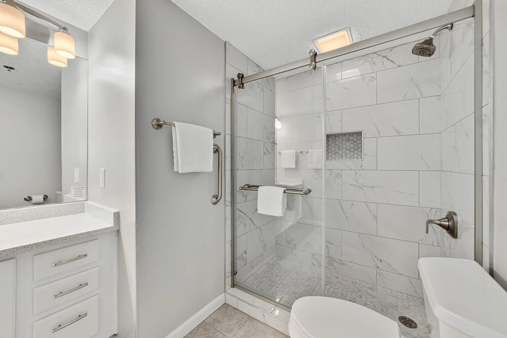 Stunning Views, 3bd/2ba w/ Private Balcony