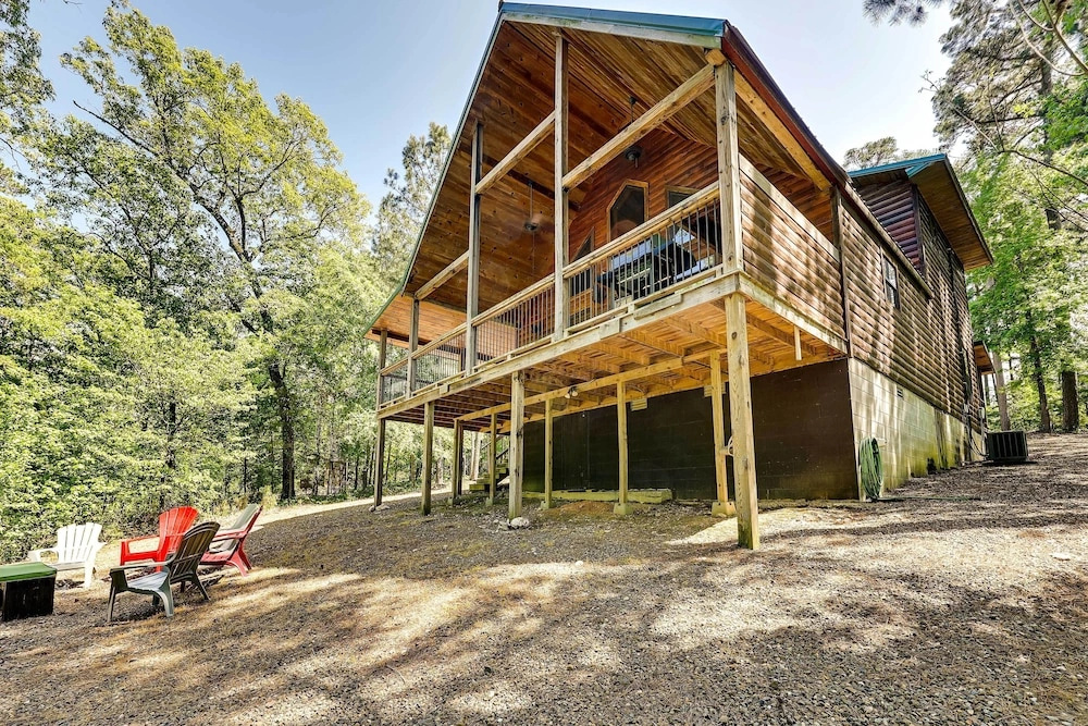Pet-Friendly Broken Bow Cabin w/ Fire Pit