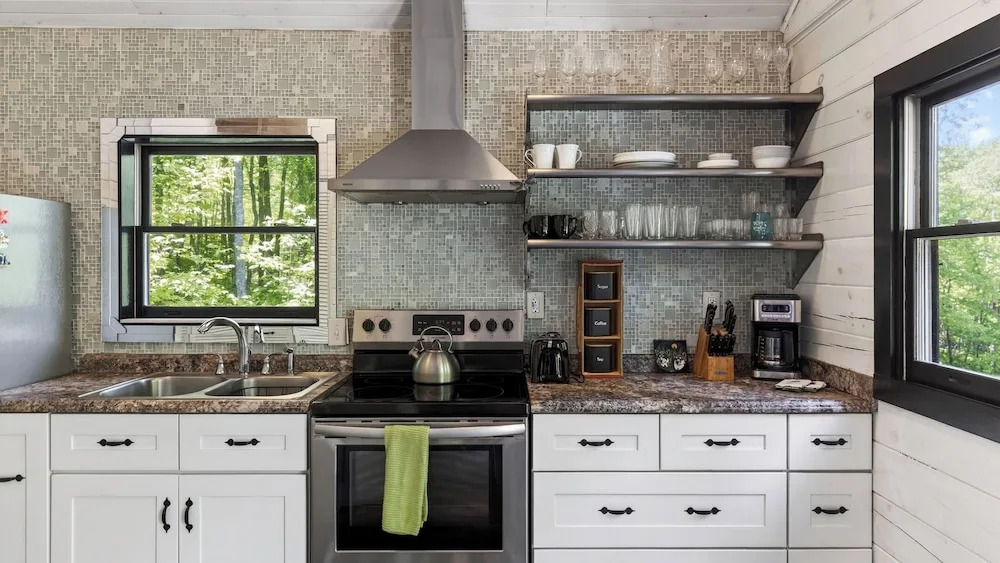 The Hearthwood by Avantstay Cozy Cabin + Bunks Screened Porch + Firepit Table + Grill Mins to Waterfalls + Brevard