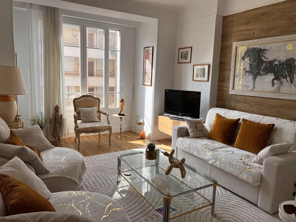 One Bedroom Apartment in Cannes Center a few Steps From the Croisette and the Martinez Hotel - 2032