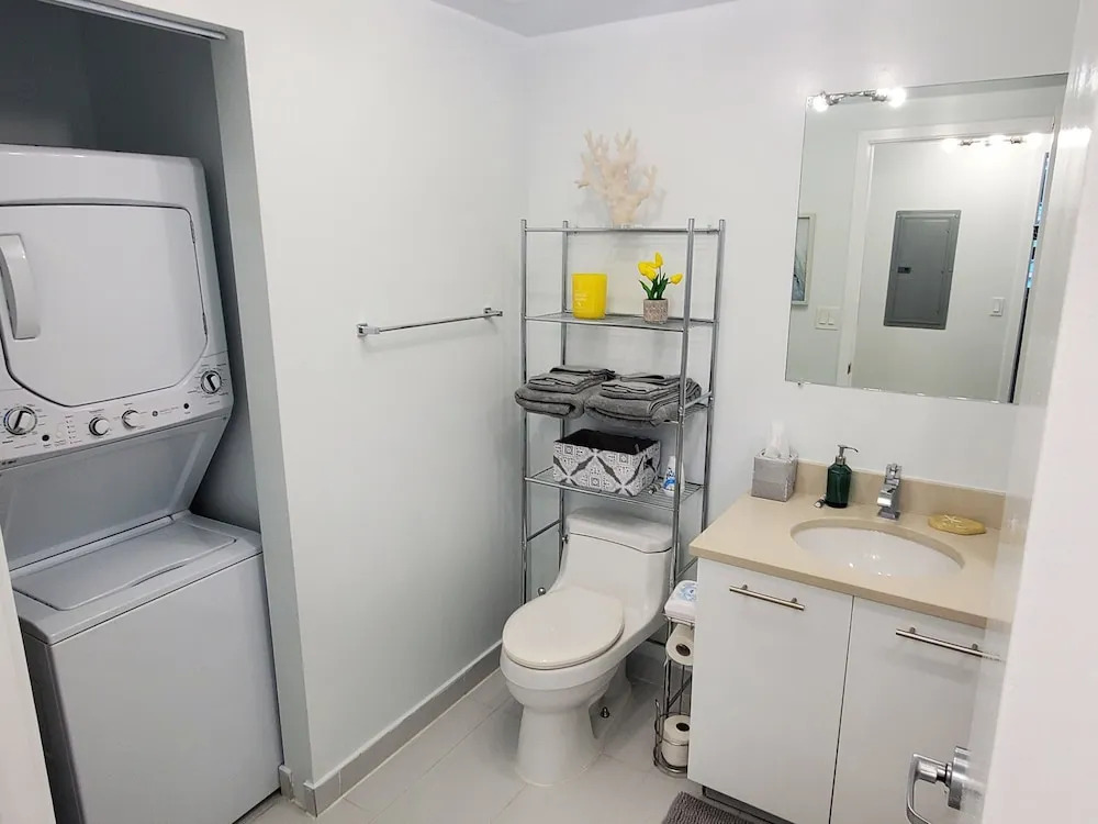 Miami Midblock Condo - City Views, Pool & Balcony