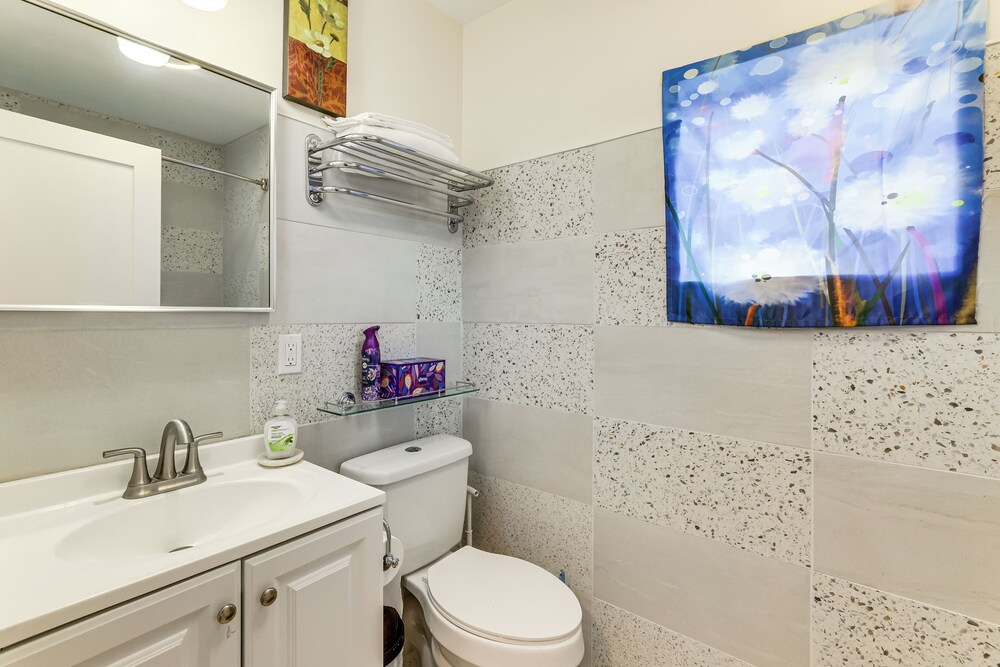 6 Mi to Dtwn New Haven: Duplex w/ Shared Yard