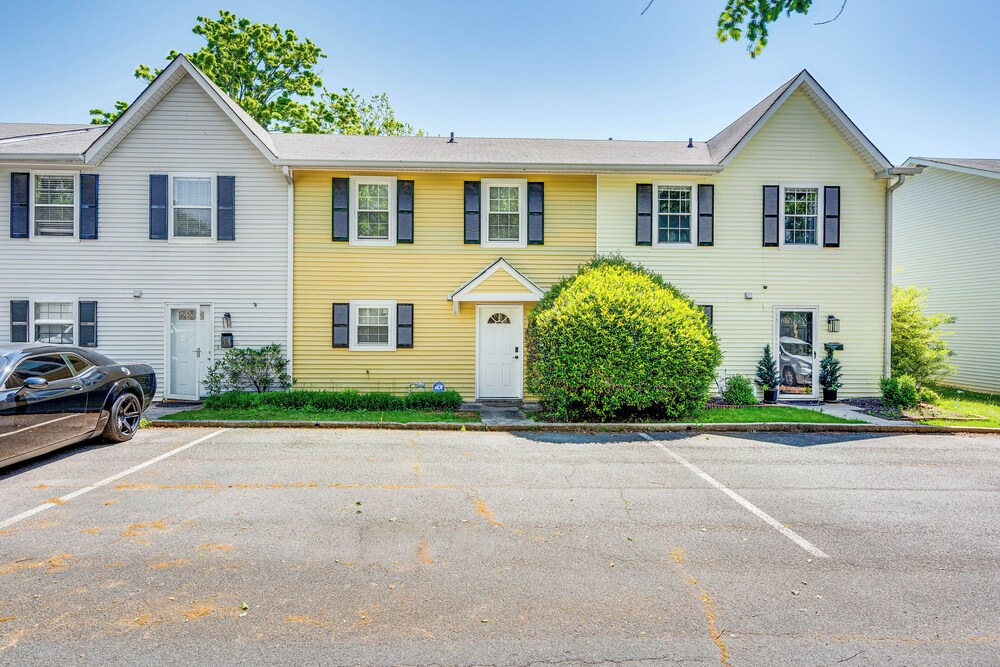 Welcoming Townhome: 1/2 Mi to Downtown Smyrna