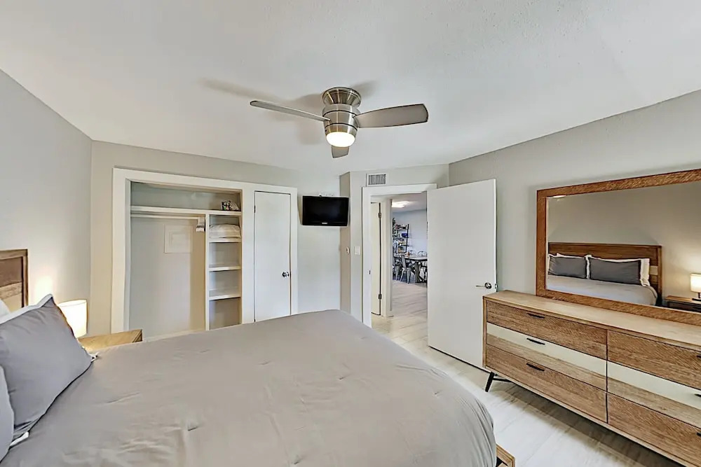 Renovated Saida Towers Getaway W/ Pool & Hot Tub 2 Bedroom Condo