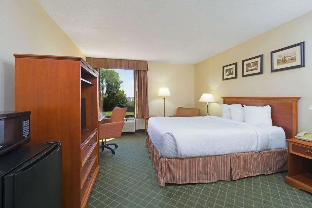 Holiday Inn Hotel And Suites