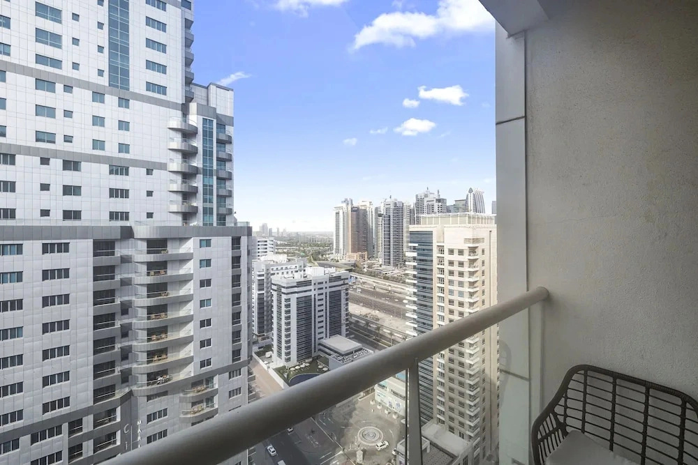 Pure Living - Mesmerizing Marina-View Apartment With Balcony