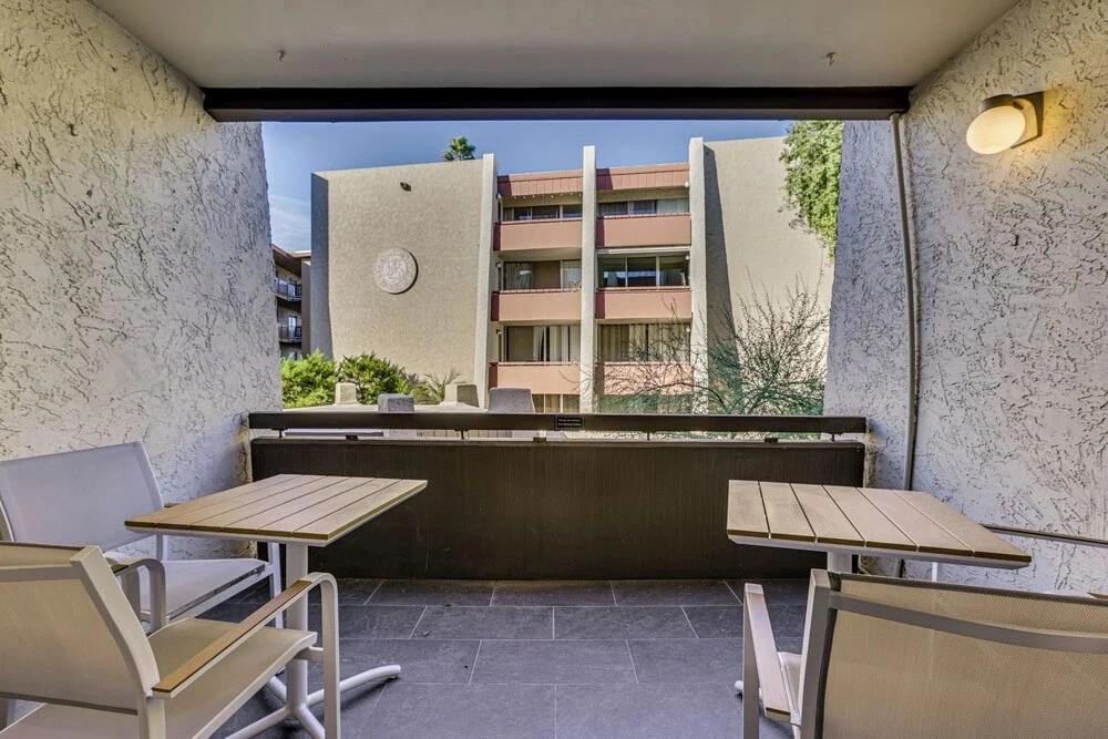 Renovated, Walkable! Old Town Condo w/ Pool Access