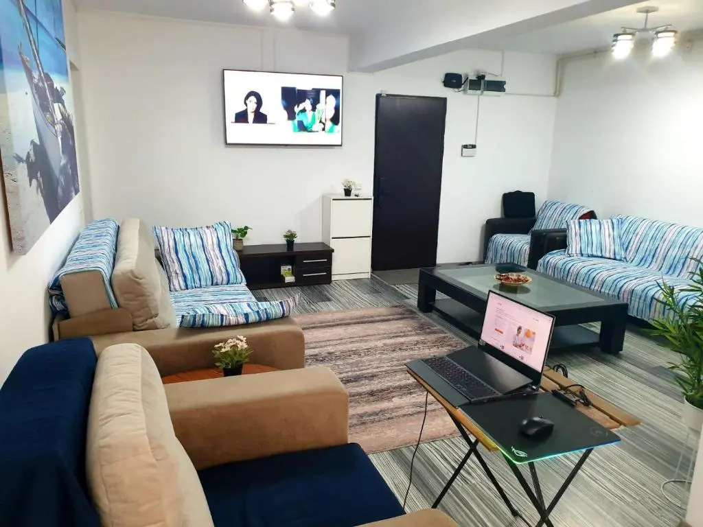 Apartament Mamaia Nord la 30 de m de plaja cu terasa.