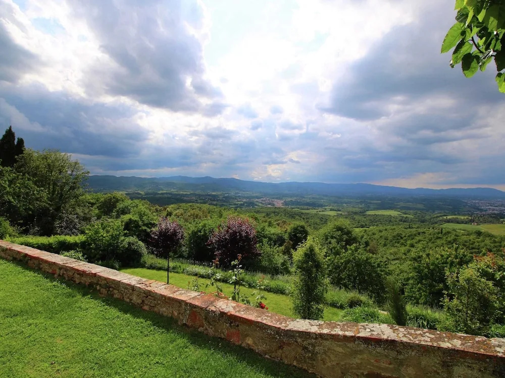Apartment in Tuscany With Stunning Hilltop Views