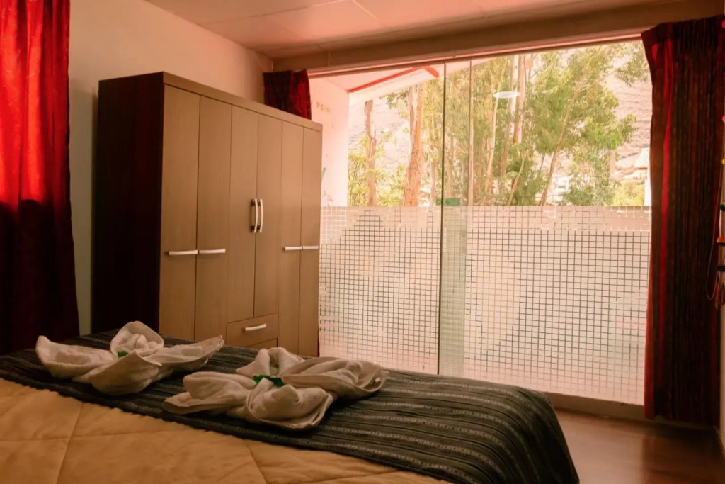 Valle verde, Hostel & camping
