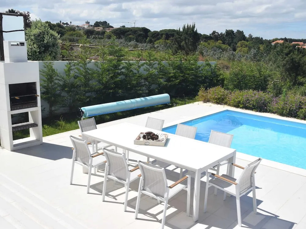 Villa in Foz do Arelho With Pool & Beach