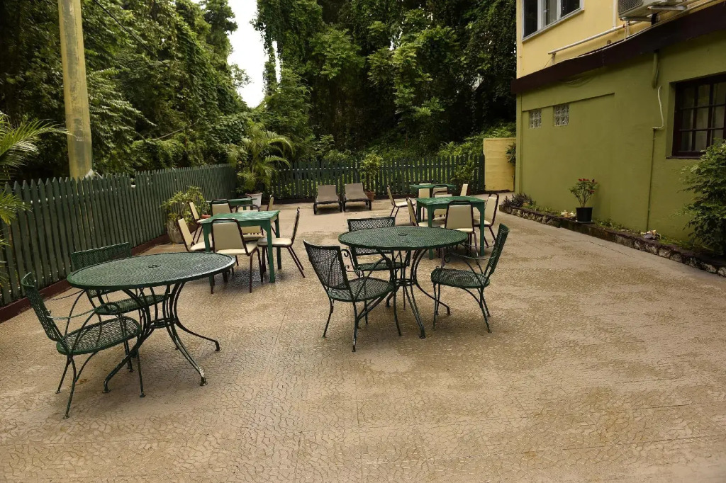 Pineapple Court Hotel
