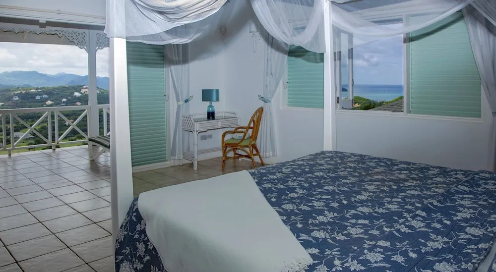 Zephyr Hill - 4 bedroom Villa with awe inspiring views 4 Villa by RedAwning