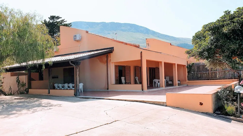 Villa Baialuce a stone's throw from the Faraglioni and the Zingaro Reserve