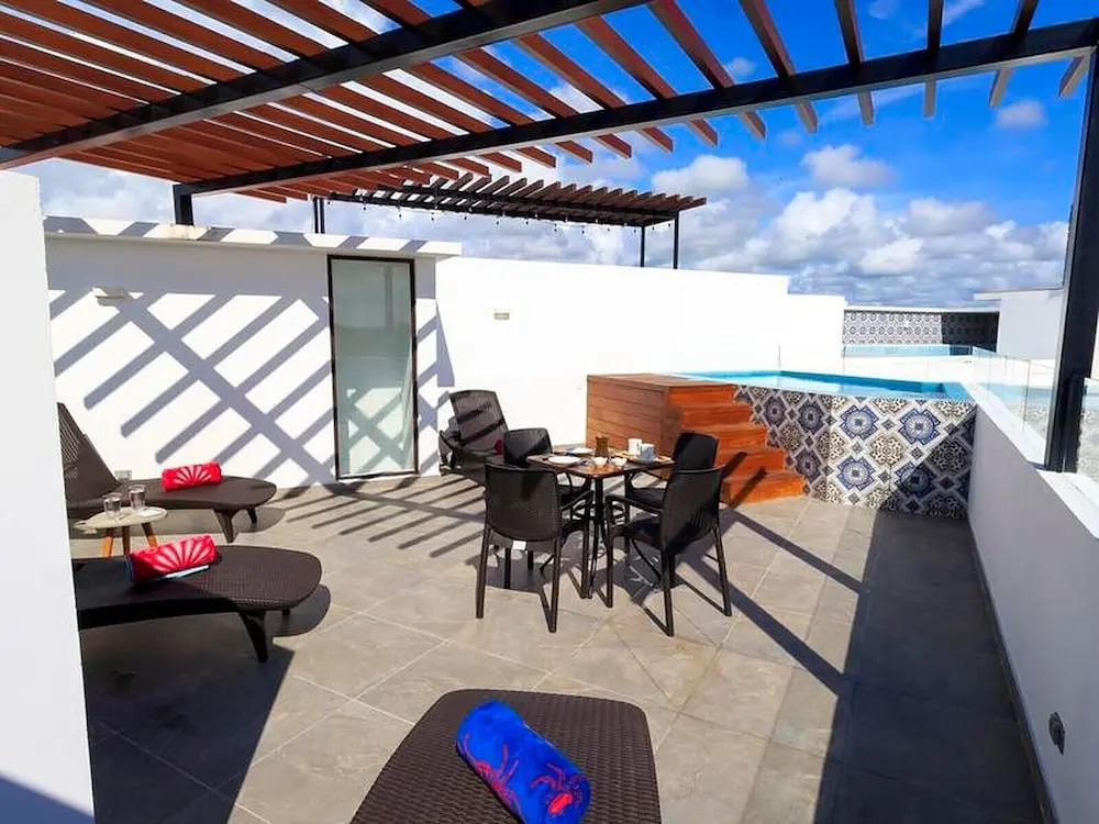 Private Roof Pool, 3 Br for 8 sleeps, fully equipped!!