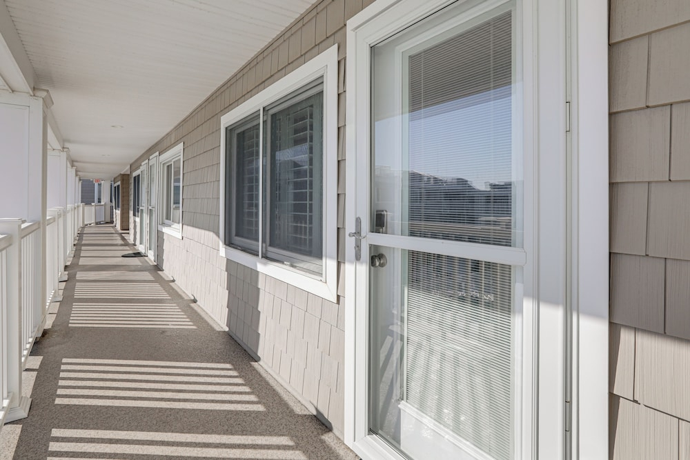 Oceanside Retreat in Mantoloking: Walk to Beach!