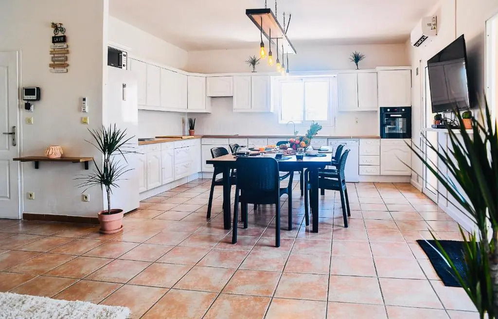Spacieux T5, Terrasse, Proche Centre,Parking Prive