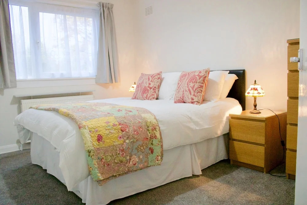 2 Bedroom Modern Home Sleeps 4