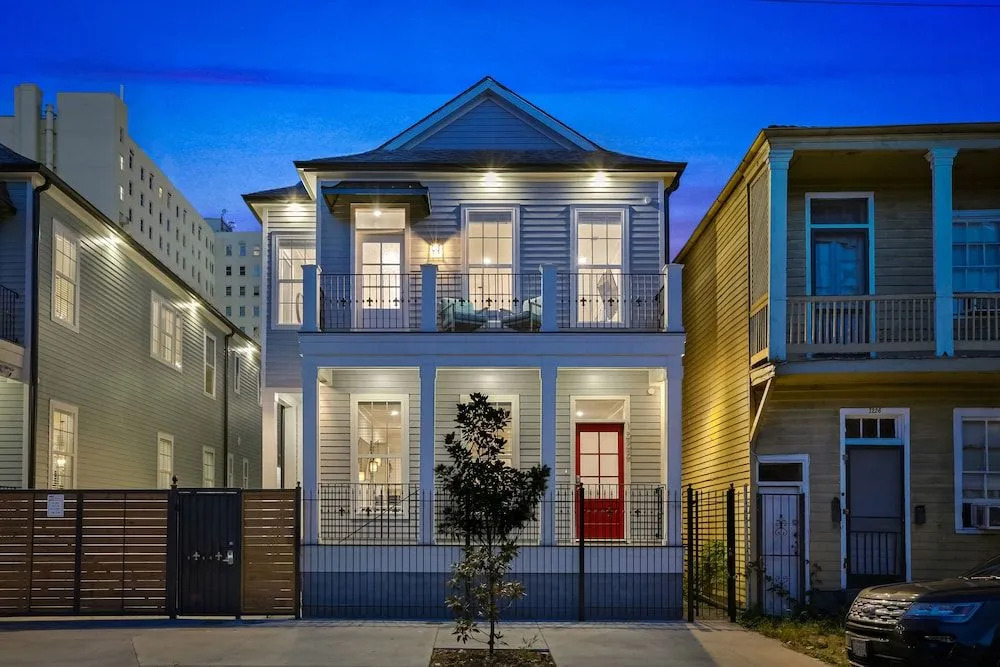 Spacious 5BR Urban Retreat with Balcony & Pool