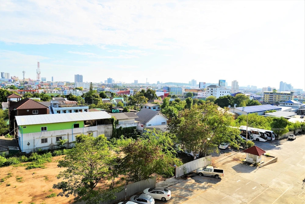 Pattaya Plaza Condotel large studio apartment Sukhumvit