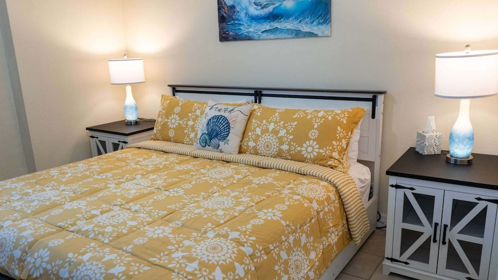 Direct Bayfront Sunsets - Boat Docks - Pool - Fish 2 Bedroom Apts