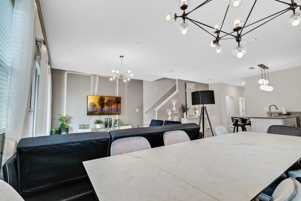 5 Bedrooms 4 Bathrooms Storey Lake 4824 Ml