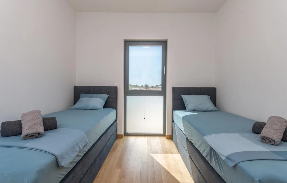 Nice Apartment in Sveti Filip i Jakov With Wifi, Heated Swimming Pool and 2 Bedrooms