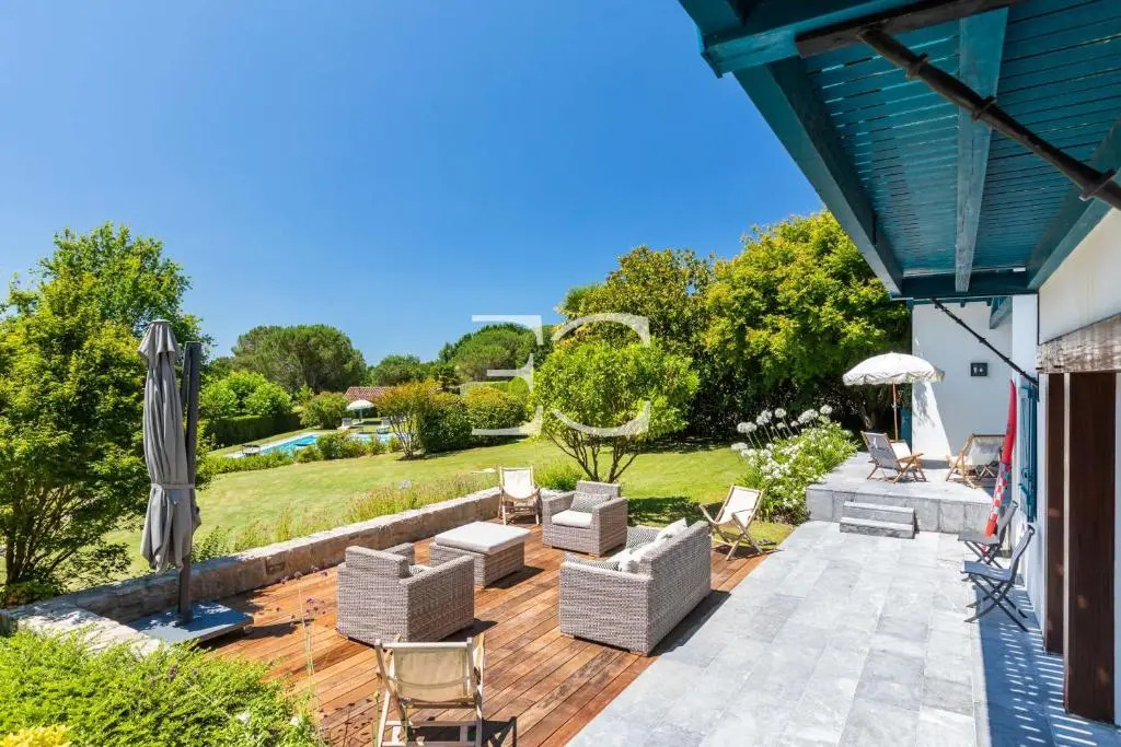 Easy Clés- Splendid 8 bedrooms property & pool