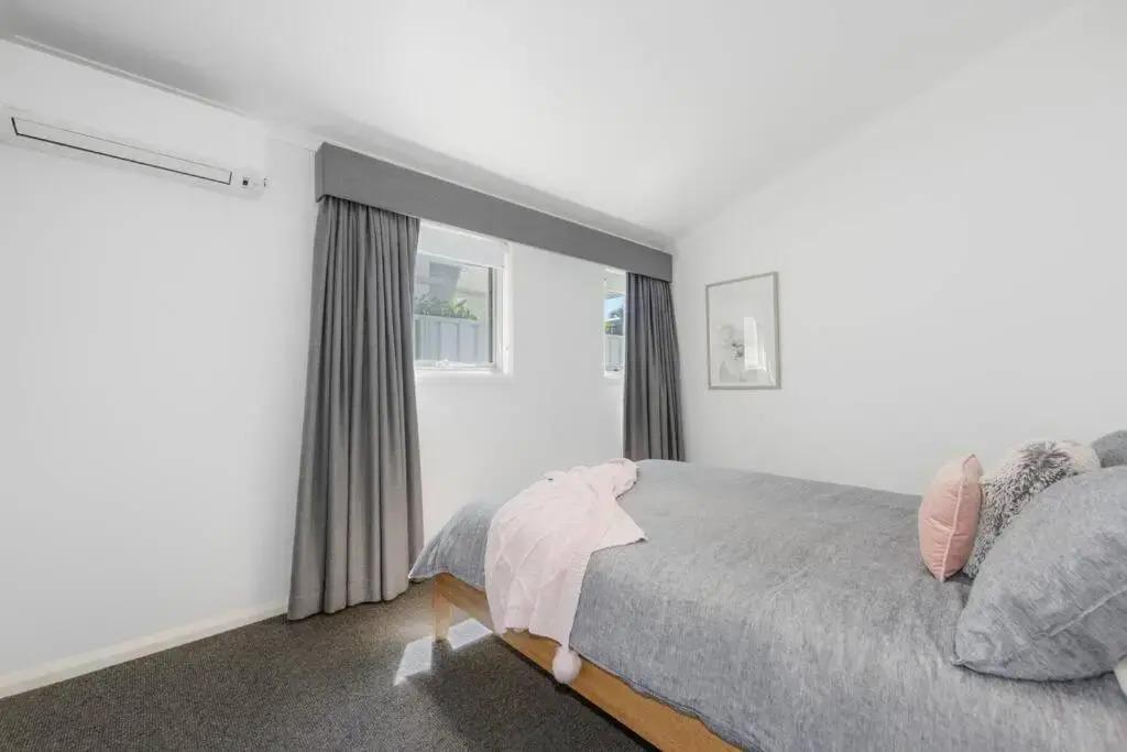 Laze @ Lighthouse - family home with heated pool