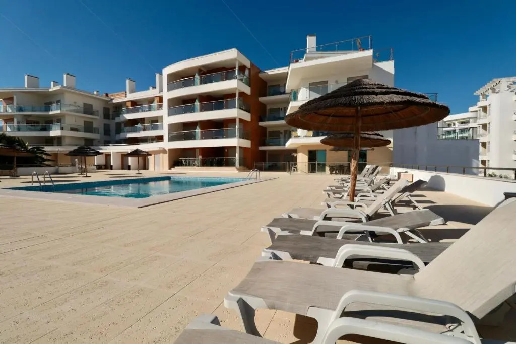 Olhos De Água 1BR with Pool, AC and Free Parking