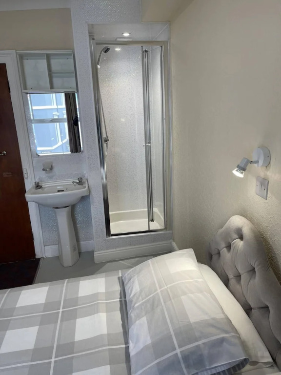 LAMPLIGHTER GUESTHOUSE