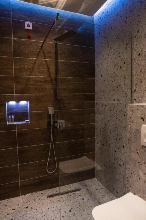 Ador Hotel