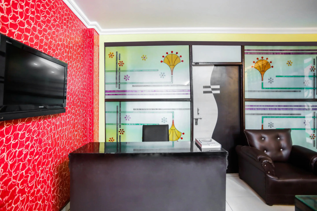 SPOT ON Hotel Harrys 1 Near Select Citywalk Mall