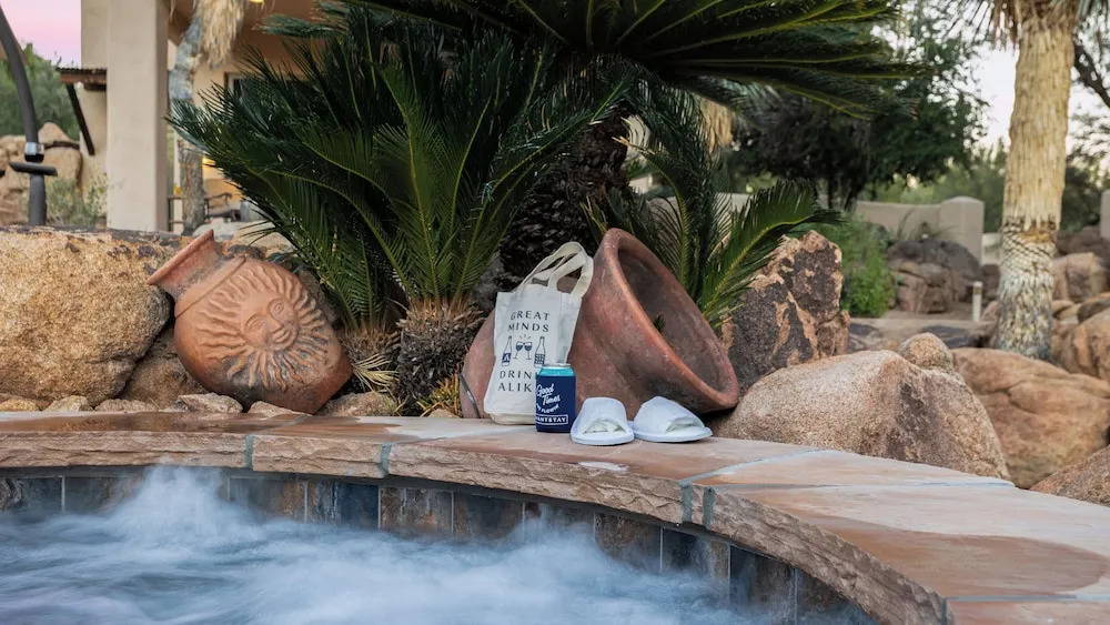 5bdr Oasis w/ Waterfall Pool, Hot Tub, Desert View Desert Cascase by Avantstay
