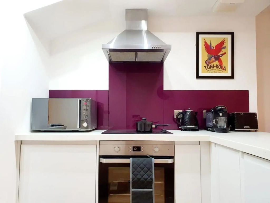 Sleeps 7 - Spacious Modern Apartment in Newbury Town Centre by JDF Property