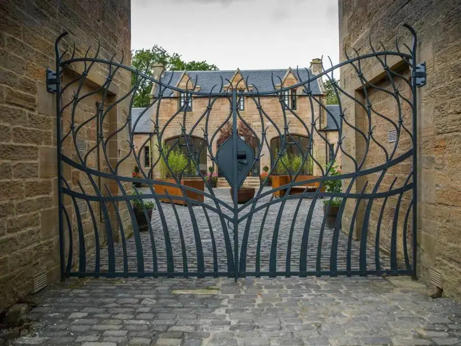 Stunning Edinburgh 1820s stables converted house